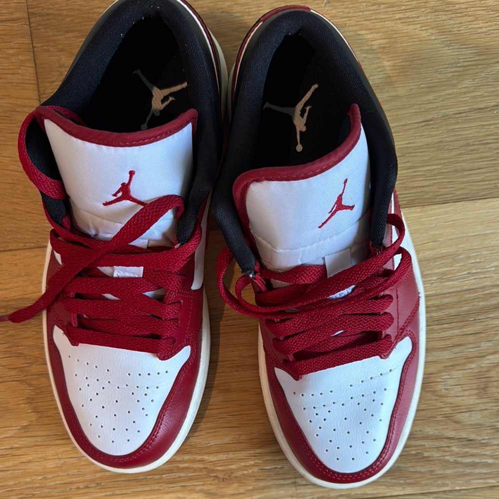 Nike Women’s air Jordan 1 low sz 7.5